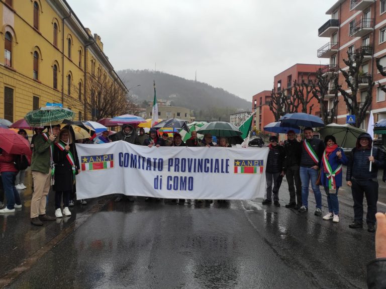 26/03/2023 Como, Marcia provinciale della pace. Nessuno può salvarsi da solo. Le immagini dal corteo.