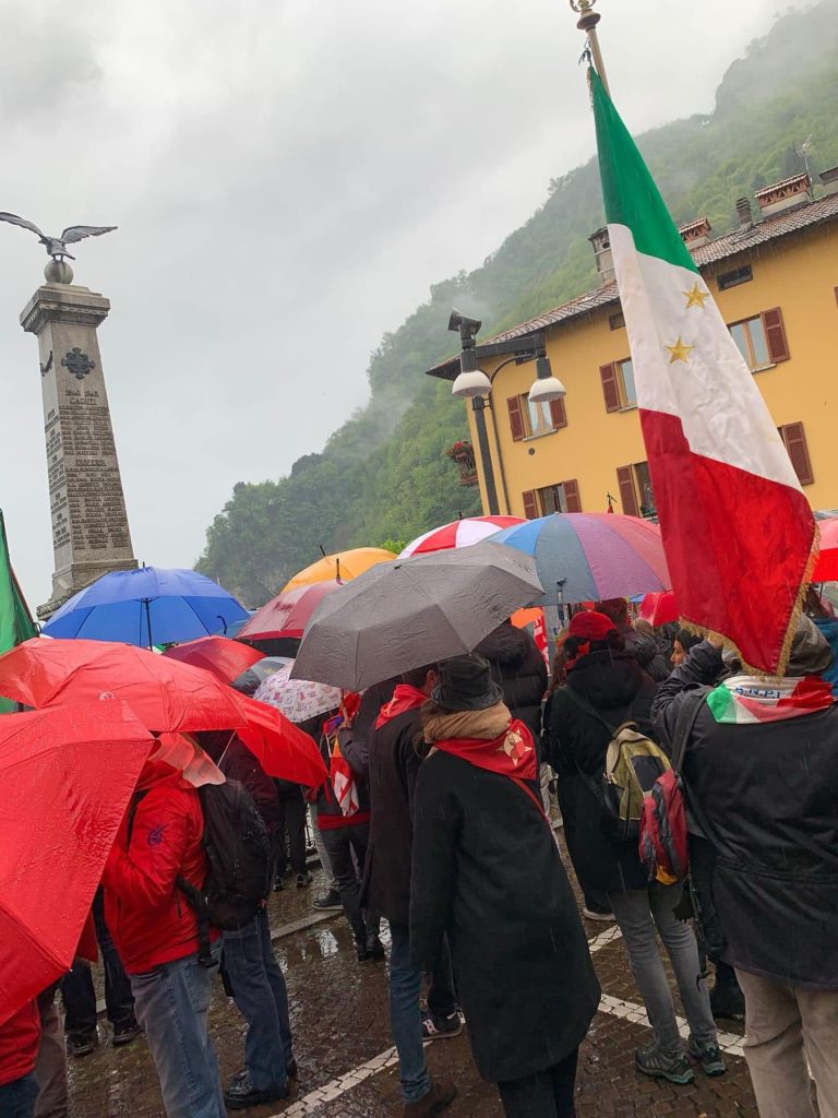 Dongo, 28/04/2024: sotto la pioggia, la bella piazza antifascista